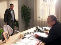 In aller Freundschaft – Dr. Roland Heilmann (Thomas Rühmann, links) hat Post vom Gericht bekommen. Leider ist es nicht die erwartete Nachricht, dass Mensing der Diebstahl von Rolands Forschungsergebnissen nachgewiesen wurde, sondern ein Strafbefehl wegen Verleumdung. Bei Prof. Simoni (Dieter Bellmann) macht sich Roland Luft.