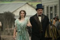 The Luminaries – Anna Wetherell (Eve Hewson, l.); Dick Mannering (Erik Thomson, r.)