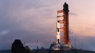 Saturn V - Die Mondrakete – Die Saturn V ist bis heute die kraftvollste und leistungsstärkste Rakete der Raumfahrtsgeschichte. Ihre Konstruktion war wegweisend für alle folgenden Modelle.