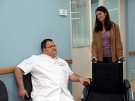 In aller Freundschaft – Hans-Peter Brenners (Michael Trischan) Blutdruck ist auch erhöht. Dr. Elena Eichhorn (Cheryl Shepard) will ihn genauer untersuchen.