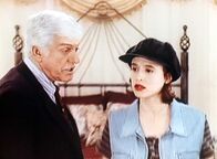 Diagnose: Mord – Dr. Sloan (Dick Van Dyke, l.) tröstet die Witwe des ermordeten Rockstars, Tara (Michelle Rene Thomas, r.).