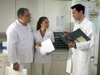 In aller Freundschaft – In der Sachsenklinik wird eine neue Oberarztstelle geschaffen auf die sich Dr. Philipp Brentano (Thomas Koch) bewerben möchte. Seine Frau Schwester Arzu Ritter (Arzu Bazman) und Pfleger Hans-Peter Brenner (Michael Trischan, links) bestärken ihn in seinem Vorhaben und rechnen ihm gute Chancen aus.