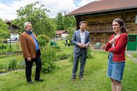 Die Rosenheim-Cops – Nach diversen Befragungen durch die Kommissare Stadler (Dieter Fischer, l.) und Hansen (Igor Jeftić, M.) kommt die Affäre von Franziska Hirsch (Maria Magdalena Rabl, r.) mit dem Opfer ans Licht.