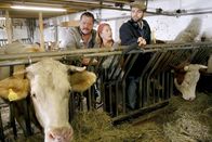 Die Rosenheim-Cops – Da staunen selbst eingefleischte Landwirte wie Korbinian Hofer (Joseph Hannesschläger, l.) und seine Schwester Marie Hofer (Karin Thaler, M.) nicht schlecht, denn der Biologe Martin Gemmer (Martin Thaler, r.) erforscht tatsächlich Kuhdialekte.