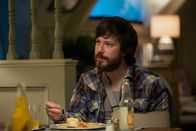 10 Cloverfield Lane – Das Leben mit Howard in dessen Bunker gestaltet sich für Emmett (John Gallagher jr.) alles andere als einfach ...