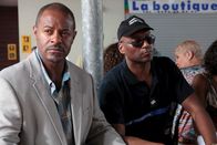 Death in Paradise – Leon Hamilton (Jeff Alexander, l.) soll den Gefangenen Vincent Carter (Colin Salmon, r.) nach St Marie eskortieren.