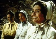 Unsere kleine Farm – (v.l.n.r.) Grace (Bonnie Bartlett) und Caroline (Karen Grassle) staunen über Julias (Patricia Neal) Lebensmut.