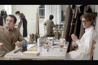 Saint Laurent – Yves Saint Laurent (Gaspard Ulliel, re.) befindet sich in einer kreativen Krise, das Atelier ist abhängig von seinen Entwürfen. Sein Geschäfts- und Lebenspartner Pierre Bergé (Jérémie Renier, li.) redet ihm nach einem Unfall ins Gewissen.