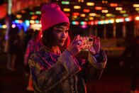 neoriginal: Tell me everything – Mei (Callina Liang) ist neu in Welwyn Garden City und sucht auf der Kirmes nach Anschluss.