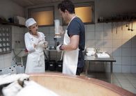 Der Bergdoktor – Bruno (Mirko Lang) hilft der sonst so verschlossenen Lydia (Sabrina Reiter) in ihrer Käserei.