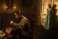 Black Sails – Während John Silver am Strand gefangen genommen wurde, heckt Eleanor (Hannah New, r.) einen Plan für Woodes Rogers (Luke Roberts, l.) aus ...