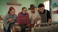 Rock Islands Rätsel – v.li.: Lila Gray (Izellah Connelly), Meesha Rai (Inessa Tan), Nori Harlow (Noah Akhigbe), Ellis Grouch (Ryan Yeates)