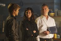 MacGyver – Wer will ihren Tod? MacGyver (Lucas Till, l.) und Jack (George Eads, r.) helfen Macs enger Freund Frankie (Aly Michalka, M.), nachdem sie ihren eigenen Tod vorgetäuscht hat, um zu verhindern, dass jemand sie ermordet ...