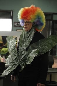 Community – Als Pierce (Chevy Chase) Annie zu ihrer Wohnung folgt, um mit ihr über seine Rolle in der Show zu sprechen erlebt er eine riesige Überraschung ...