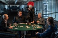 Großstadtrevier – Undercover-Ermittlungen gegen das illegale Glücksspiel: Dirk Matthies' (Jan Fedder, 2.v.l.) Pokerrunde (Komparsen) wird Minuten vor der Razzia von einem als Clown maskierten Räuber überfallen und ausgeraubt.