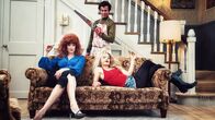 Sketch History – Ted Bundy (Matthias Matschke, M.) lebt mit seiner Frau Elisabeth (Judith Richter, l.) und seiner Tochter Molly (Nora Islei, r.) das ruhige Leben eines Serienkillers.