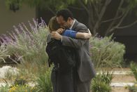 Monk – Monk (Tony Shalhoub, r.) schließt Molly (Alona Tal, l.) in die Arme. Woher kennt Monk die junge Frau?