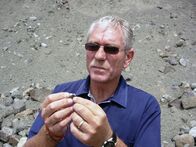 Die Entstehung der Erde – How the Earth was made, Die Entstehung der Erde Dr. Jock Robey in Kimberley, South Africa shows a rock containing a diamond..