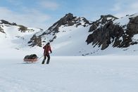 3satThementag: "Eiskalt": Arctic – Die junge Frau (María Thelma Smáradóttir) ist schwer verletzt und nicht ansprechbar. Overgård (Mads Mikkelsen) entscheidet sich nun doch den gefährlichen Fußmarsch anzutreten.