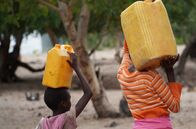 Abenteuer Namibia – Die verlässliche Versorgung mit Trinkwasser ist für die Bevölkerung Namibias ein großes Problem.; PHOENIX ABENTEUER NAMIBIA Uhr. Die verlässliche Versorgung mit Trinkwasser ist für die Bevölkerung Namibias ein großes Problem.