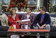 Männerwirtschaft – (v.l.n.r.) Meredith Unger (Jessica Walter); Felix Unger (Thomas Lennon); Oscar Madison (Matthew Perry)