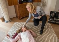 Der Staatsanwalt – Engel (Astrid Posner) untersucht die Leiche von Theresa Sautier (Christine Sommer). Sie wurde aus nächster Nähe erschossen - kannte sie vielleicht ihren Mörder?