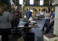 Navy CIS: L.A. – L-R: Nell (Renée Felice Smith) gibt dem Team: Eric Christian Olsen, Daniela Ruah, Chris O'Donnell) einen Überblick über Sams (LL Cool J, 2.v.l.) Undercover-Rolle: Er soll sich als Day-Trader im Unternehmen des getöteten Investment Bankers umsehen und vor allem die neue Geschäftsführerin ins Visier nehmen.