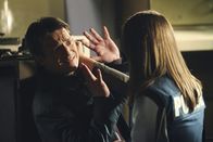 Castle – Kate Beckett (Stana Katic, r.) kann es nicht fassen, dass sie Richard Castle (Nathan Fillion, l.) schon wieder am Tatort antreffen. Hat er wirklich nichts mit den Morden zu tun?