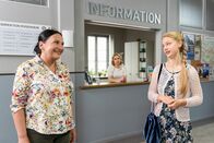 Die Rosenheim-Cops – Mitzi Wittmann (Magdalena Müller, r.) trifft auf Frau Grasegger (Ursula Maria Burkhart, l.) und Frau Lange (Sarah Thonig, M.).