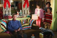 The Middle – (v.l.n.r.) Mike (Neil Flynn); Sue (Eden Sher); Axl (Charlie McDermott); Brick (Atticus Shaffer)