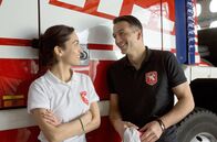 Die Notärztin – Nina (Sabrina Amali, l.) und Markus (Max Hemmersdorfer, r.) beichten sich, dass sie aufgeflogen sind. Sie lädt ihn ein mit auf eine Geburtstagsparty zu kommen.