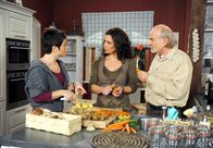 Rote Rosen – ARD ROTE ROSEN FOLGE 1442 Uhr im ERSTEN. Vera (Sandra Speichert, M.) erklärt Ariane (Alexandra Horn, l.) und Hannes (Claus Dieter Clausnitzer, r.) ihren Plan, mit selbst gemachten Bio-Delikatessen ihren Laden zu retten.