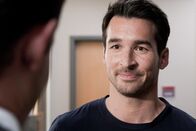 Station 19 – Station 19 Staffel 4 Folge 9 Loslassen fällt ihm schwer: Jay Hayden als Travis Montgomery Copyright: SRF/ABC Studios