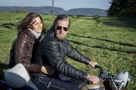 Der letzte Bulle – Die schöne Motorradfahrerin Astrid (Christina Hecke, l.) liefert Mick (Henning Baum, r.) den Grund, das Handtuch bei der Streifenpolizei zu werfen.