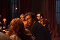 Madame – Steven (Tom Hughes) sitzt beim festlichen Dinner neben Fanny (Joséphine de La Baume), der Französisch-Lehrerin seines Vaters.