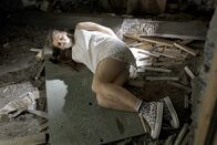 Mord im Mittsommer – Sara (Mikaela Knapp) schwebt in großer Gefahr. Sie wird seit Tagen gefangen gehalten.