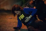 The Mentalist – Bei einem Einsatz wird Fischer (Emily Swallow) von einem Schuss getroffen. Doch wie schwer ist sie tatsächlich verletzt?; Bei einem Einsatz wird Fischer (Emily Swallow) von einem Schuss getroffen. Doch wie schwer ist sie tatsächlich verletzt?