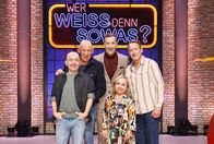 Wer weiß denn sowas? – Moderator Kai Pflaume (M.) und seine Rateteam-Kapitäne Bernhard Hoëcker (l.) und Wotan Wilke Möhring (r.) begrüßen in dieser Sendung den Arzt, Autor und Schauspieler Joe Bausch (2.v.l.) und die Schauspielerin Christine Urspruch (2.v.r.).