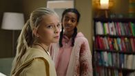 Glow – Jenny macht sich Sorgen: Warum ist Kim aus der Schule weggelaufen? (von links nach rechts: Anine Bonnevie Nagell-Høyer, Solyana Tesfaye Tikabo)