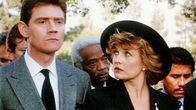 Columbo – Eliot Blake (Anthony Andrews) und Paula Hull (Karen Austin) arbeiten in einem parapsychologischen Institut. Sie sind kurz vor Max Dysons Tod von ihm getestet worden.
