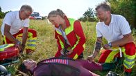 Praxis mit Meerblick – Nora (Tanja Wedhorn, Mitte) und Lars (Bo Hansen, re.) helfen Jen (Anne-Marie Lux, unten).
