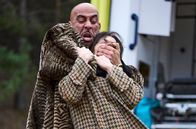 Testo – Barro (Veysel Gelin) nimmt sich die Polizistin Billy (Nicolette Krebitz) vor.