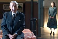 Velvet – Don Emilio (r., José Sacristán) bittet Ana (l., Paula Echevarría), trotz des bevorstehenden Begräbnisses von Isabel zur Hochzeit ihrer besten Freundin Rita zu fahren.