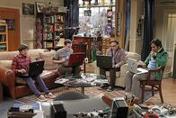 The Big Bang Theory – Können nicht fassen, dass sie keine Tickets für die Comic Con bekommen haben: Sheldon (Jim Parsons, 2.v.l.), Leonard (Johnny Galecki, 2.v.r.), Raj (Kunal Nayyar, r.) und Howard (Simon Helberg, l.) ...