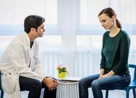Bettys Diagnose – Bettys Diagnose Glücksfälle Staffel 3, Episode 6 Gespräch unter vier Augen: Nadja Becker als Stefanie Grabert, Maximilian Grill als Dr. Mario Behring