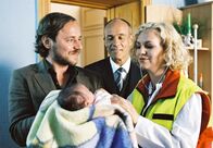 In Liebe eine Eins – Leni hat ein gesundes Mädchen auf die Welt gebracht. Der Vater (Thomas Schmauser) ist stolz, Anwalt Zörnig (Heiner Lauterbach freut sich mit der Ärztin (Anette Hellwig).