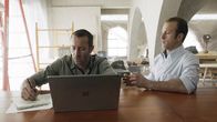Hawaii Five-0 – Steve McGarrett (Alex O'Loughlin, l.) steckt mitten in der Planung für seine und Danny Williams' (Scott Caan, r.) Bar, doch dann unterbricht sie ein außergewöhnlicher Fall ...