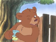 Der kleine Bär – Es ist ein heißer Sommertag. Der Kleine Bär mixt eine erfrischende Zauberlimoade, die nicht nur besonders sauer ist, sondern seine Freunde auch zum reimen und anderen Kunststücken bringt.