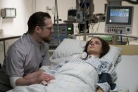 Nachtschicht – Die im Koma liegende Komikerin Carlotta (Tabita Johannes, r.) wird vom engagierten Krankenpfleger Salvatore (Aurel Manthei, l.) gepflegt.