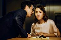 Parasite – Geheimnisvoll: Der reiche Geschäftsmann Herr Park (Lee Sun.kyun) und seine Frau Yeon Kyo (Cho Yeo-jeong) wissen nicht alles über ihre neuen Dienstboten.